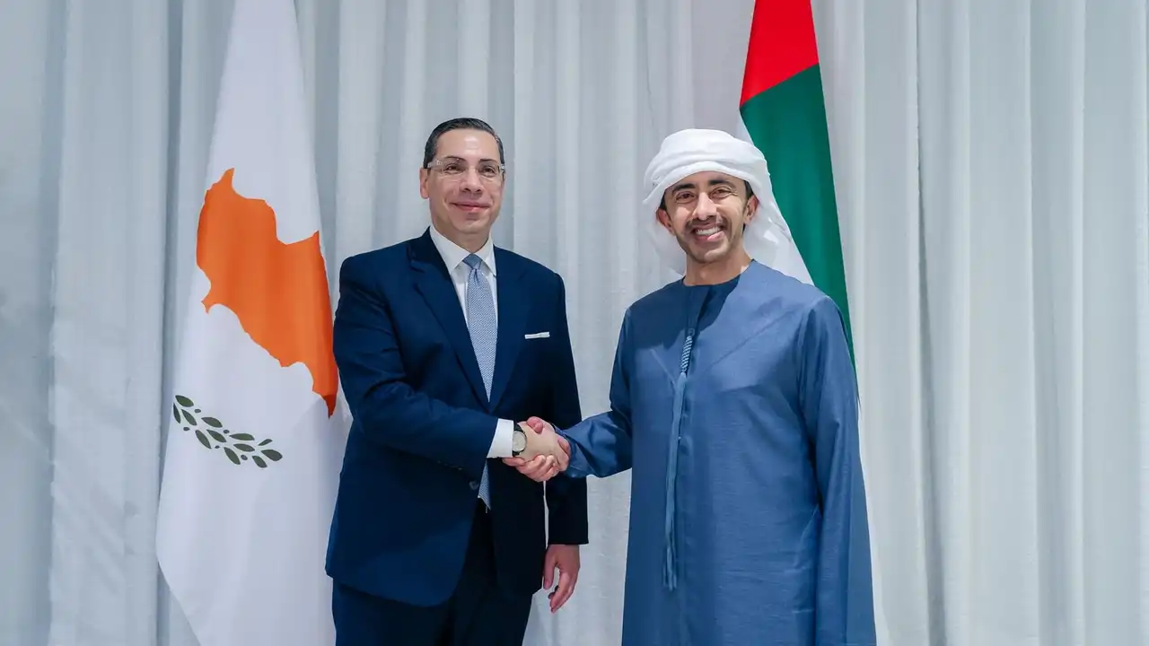 عبد الله بن زايد يبحث تعزيز العلاقات الثنائية مع وزير خارجية قبرص